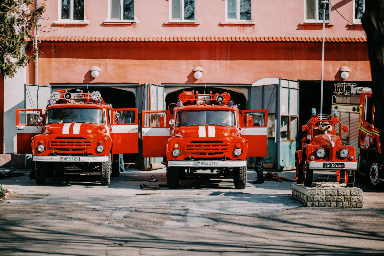 Difference between fire truck and fire engine in emergency response